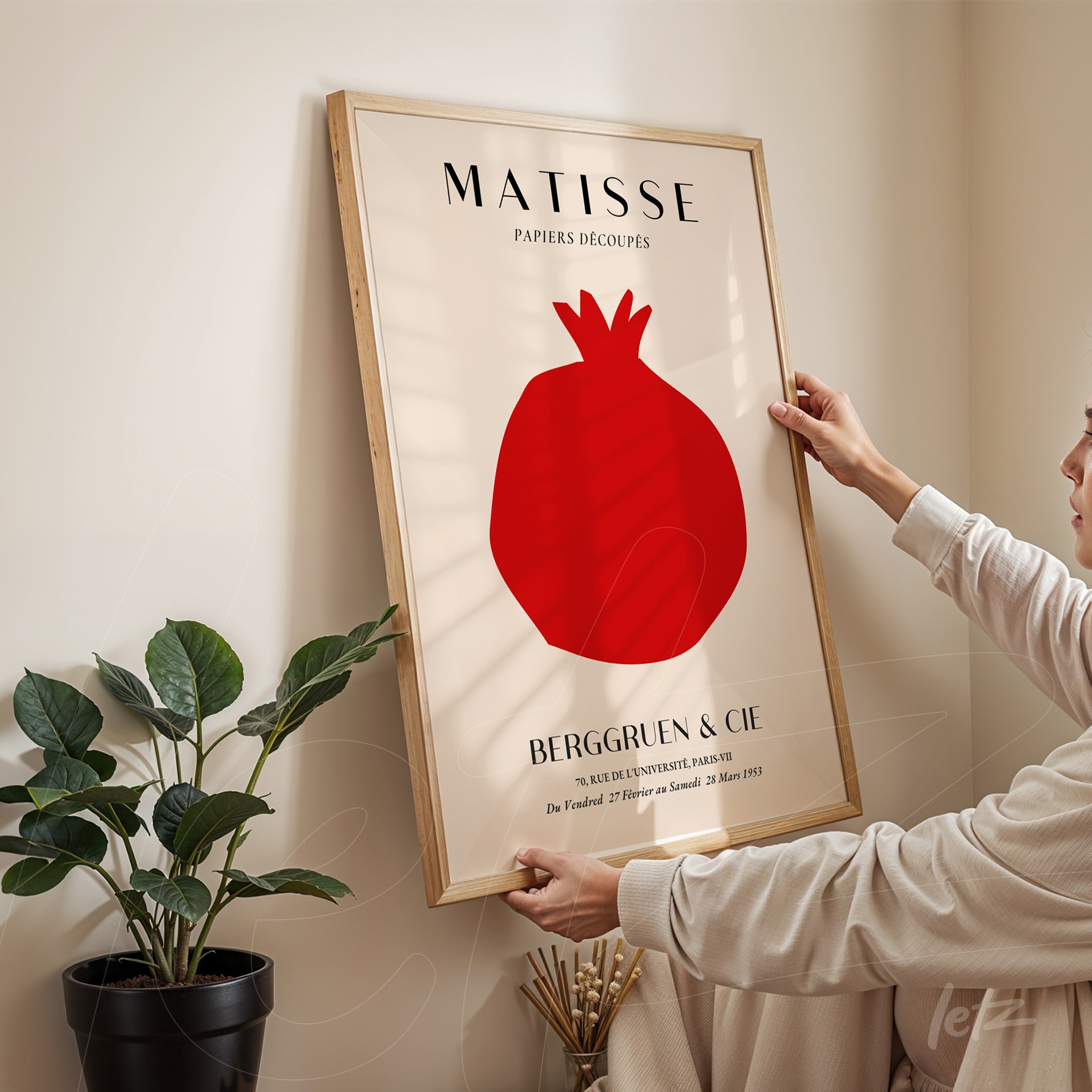 quadro com arte de Matisse ilustrando uma romã vermelha em moldura de madeira clara