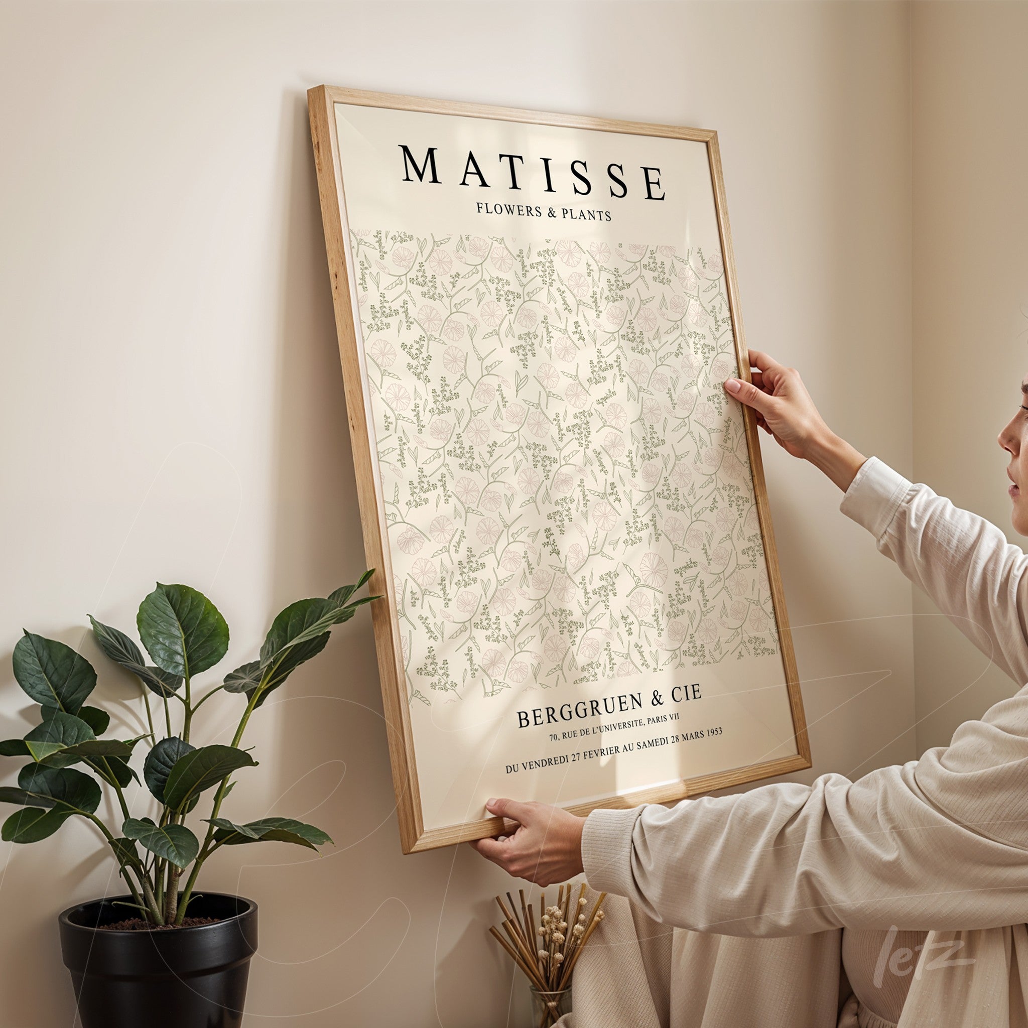 quadro de arte decorativa com design floral de Matisse, exposto em moldura de madeira clara sobre parede neutra