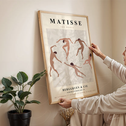 quadro emoldurado com ilustração minimalista de dançarinos inspirada em Matisse, moldura de madeira clara e fundo em tons neutros