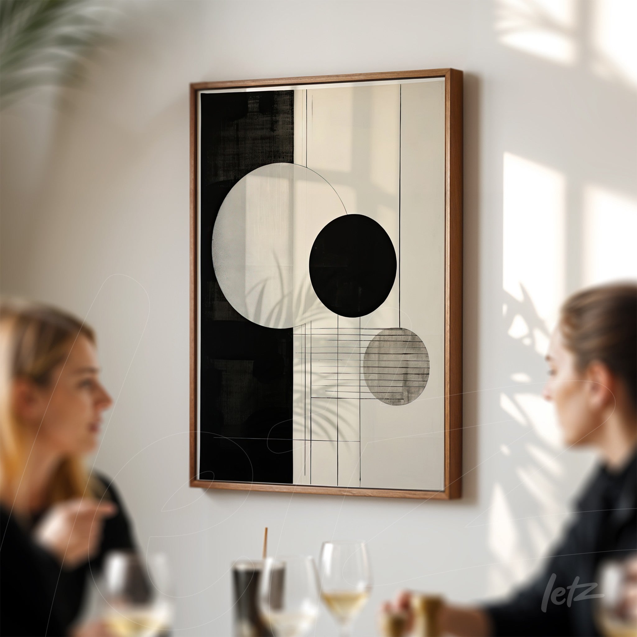 quadro moderno com formas geométricas em preto e branco em moldura de madeira clara