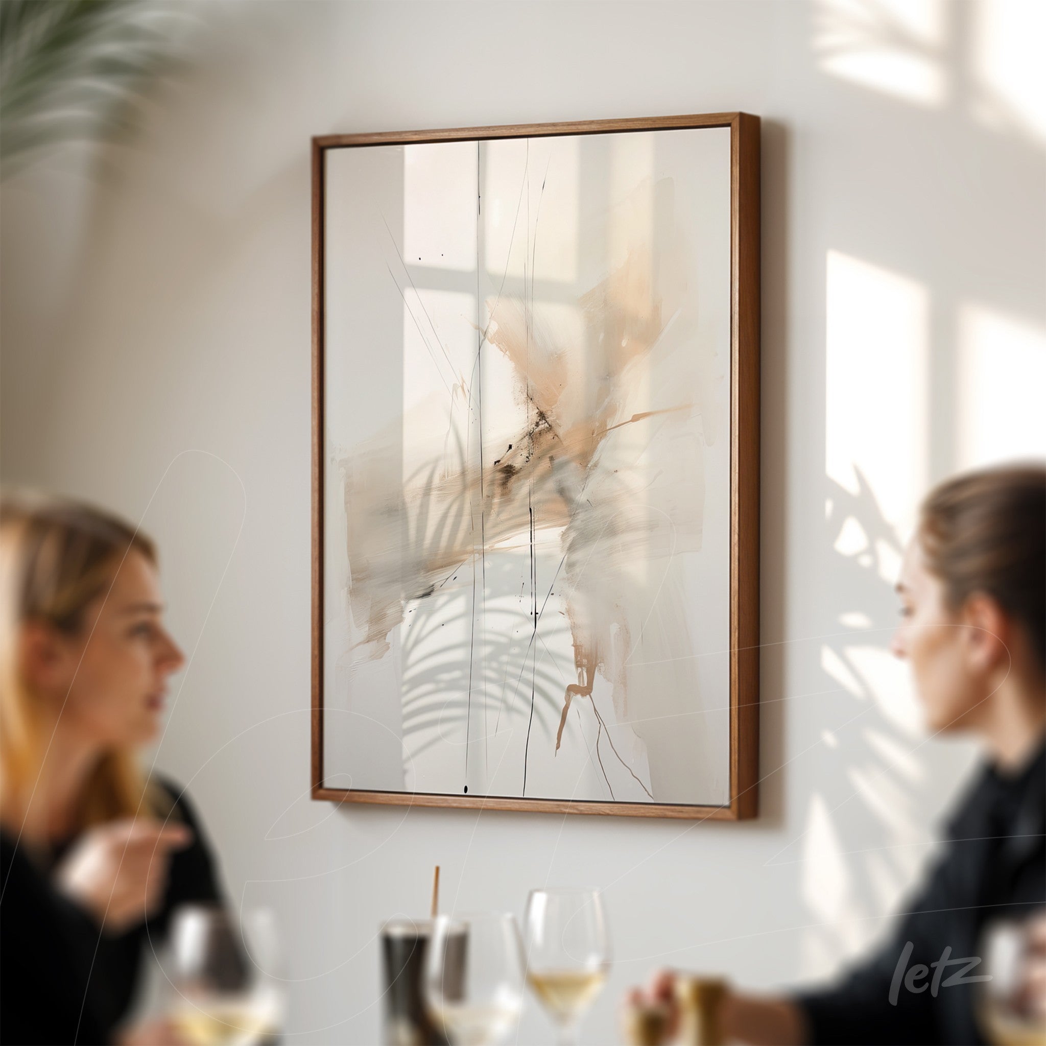 quadro moderno com traços abstratos em tons de creme e marrom, emoldurado com madeira escura, exibido em parede iluminada por luz natural