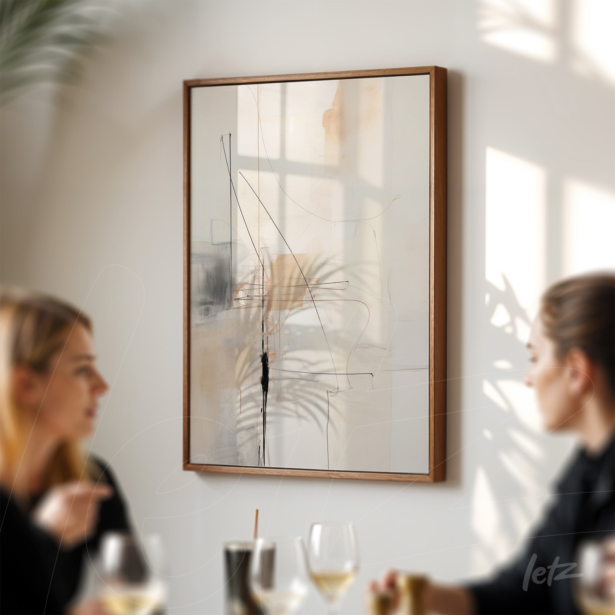 quadro abstrato com linhas finas e forma orgânica em moldura de madeira clara, pendurado em parede iluminada por luz natural