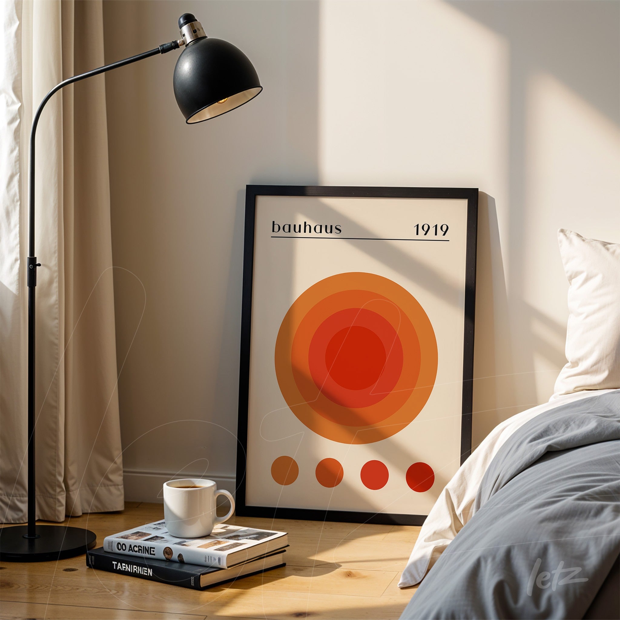 pôster com design geométrico de círculos concêntricos em tons de laranja e vermelho, emoldurado em preto e apoiado no chão ao lado de uma cama em um ambiente iluminado por luminária de chão