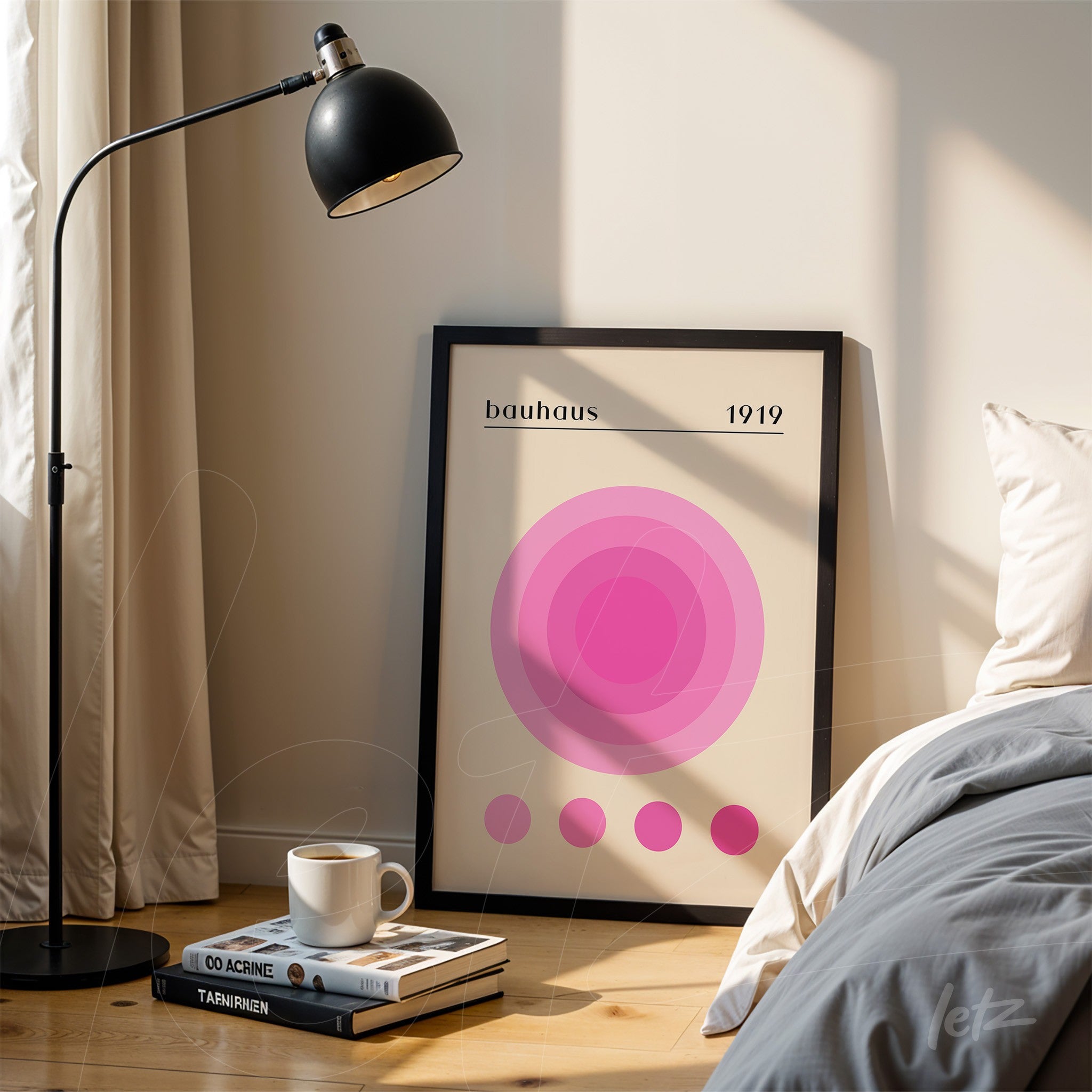 pôster com arte geométrica em tons de rosa e palavra 'bauhaus' em moldura preta, encostado em parede clara