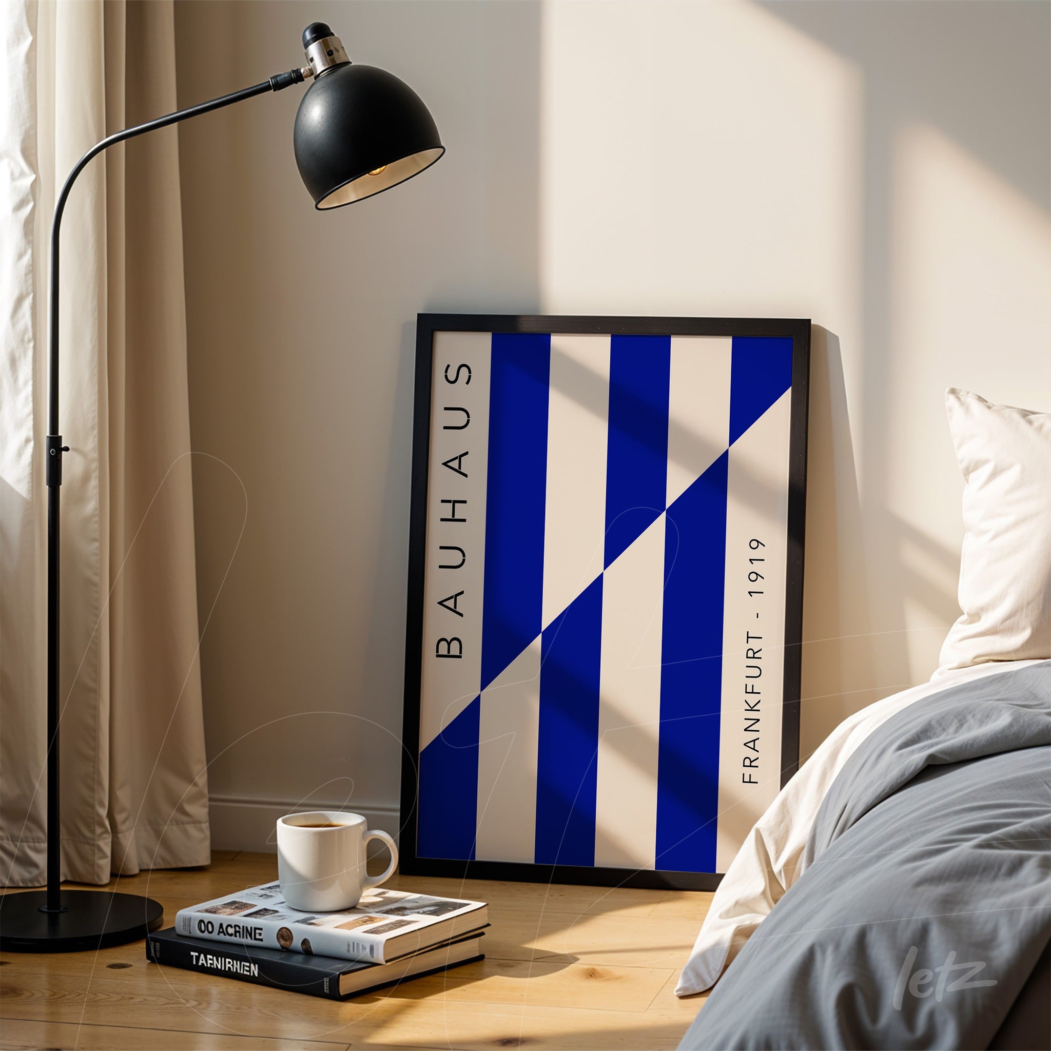 quadro estilo bauhaus com listras diagonais azuis e brancas encostado em parede de quarto ao lado de cama