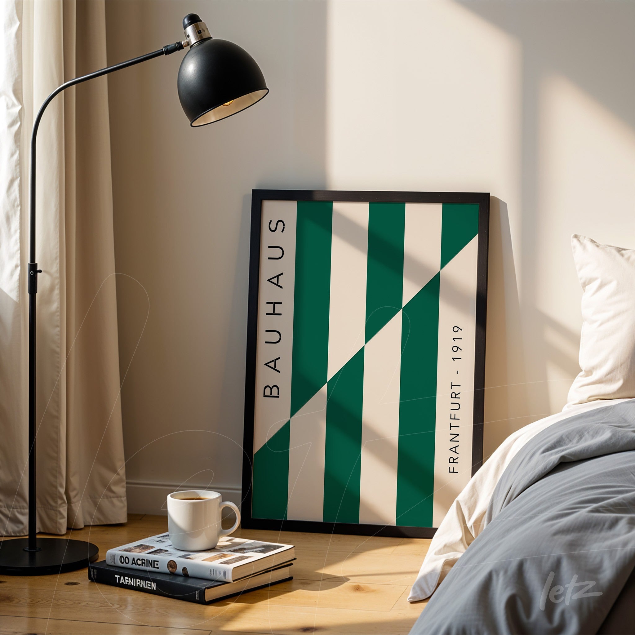 quadro estilo bauhaus com listras diagonais verdes e brancas encostado em parede junto à cama