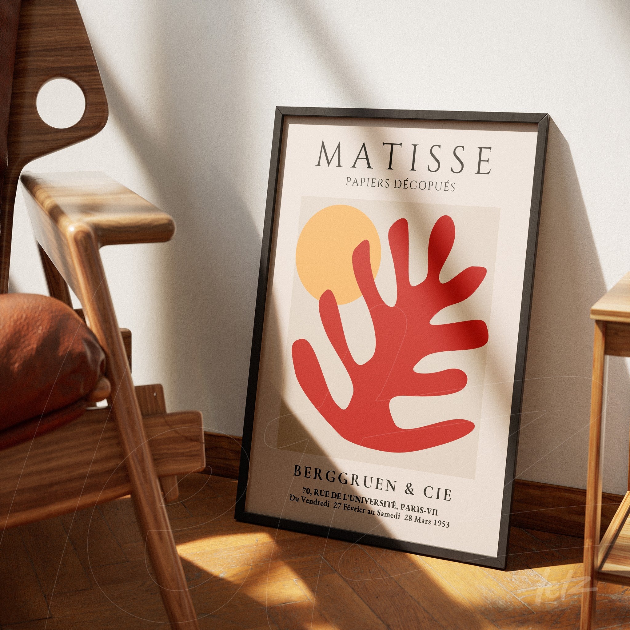 quadro com arte moderna em moldura preta, apresentando formas abstratas em vermelho e amarelo, com texto em francês