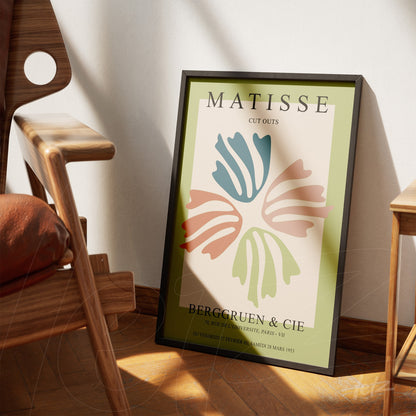 quadro com arte inspirada em Matisse em moldura preta com fundo verde e detalhes em azul e rosa