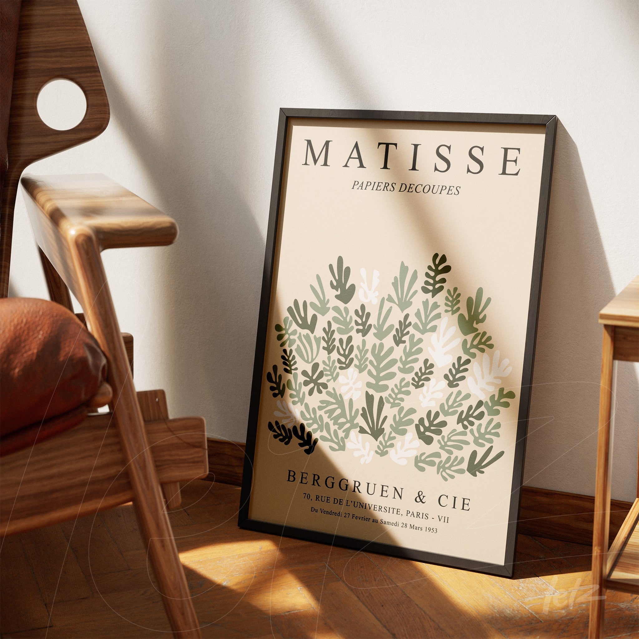 quadro com arte inspirada em Matisse apresentando folhas em tonalidades verdes e detalhes em branco, com moldura preta sobre fundo claro