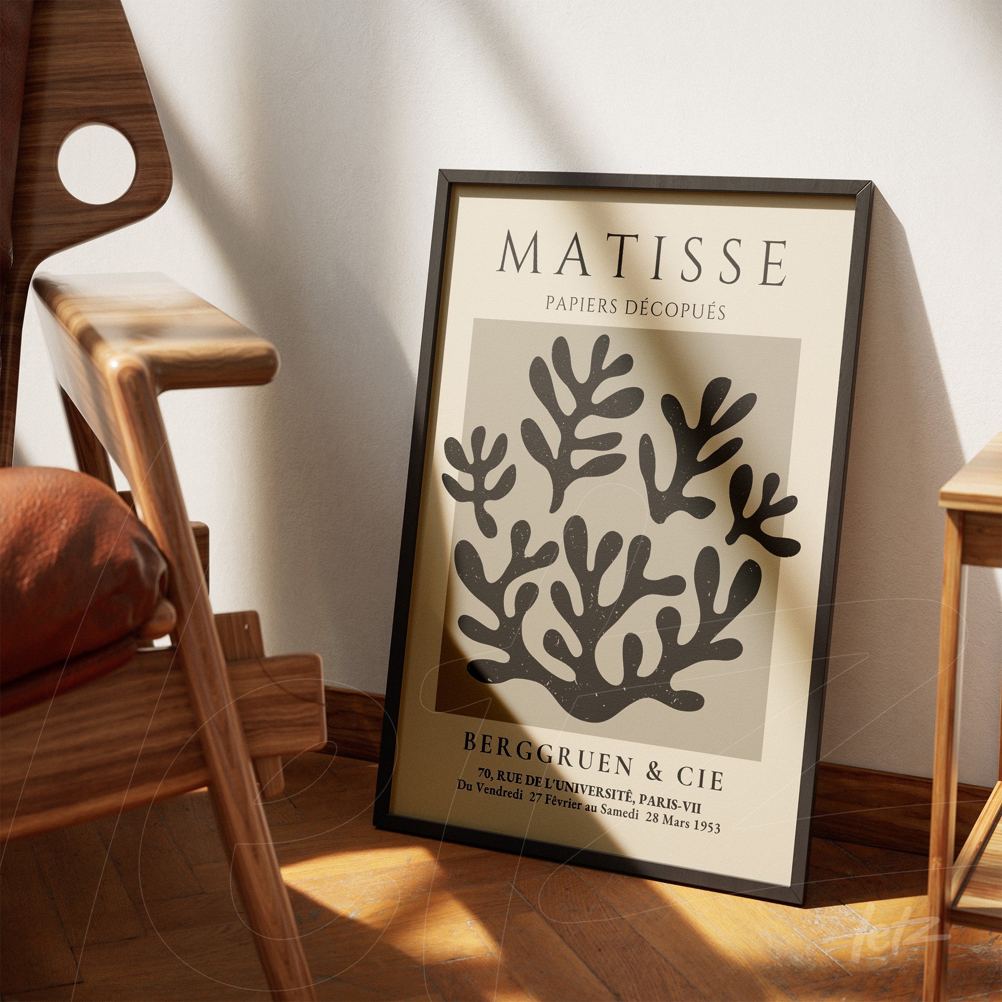 quadro decorativo com arte abstrata em moldura preta, inspirado na obra de Matisse, exibido ao lado de uma cadeira de madeira