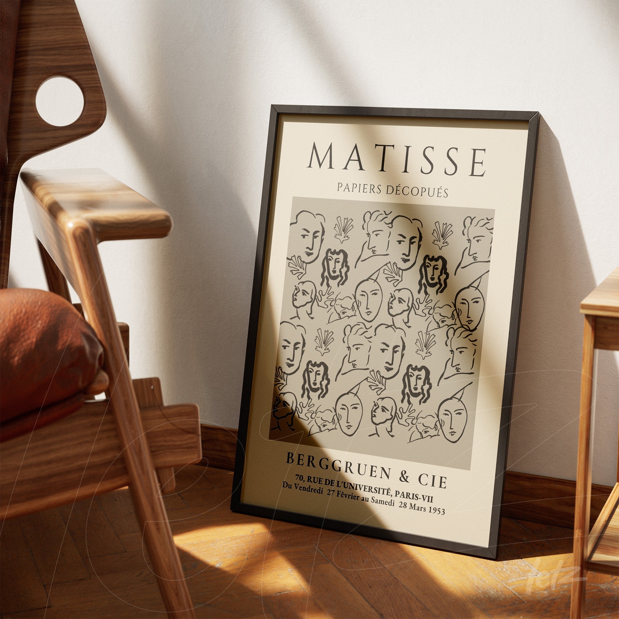 quadro com arte em estilo vintage de rostos abstratos em moldura preta apoiado no chão