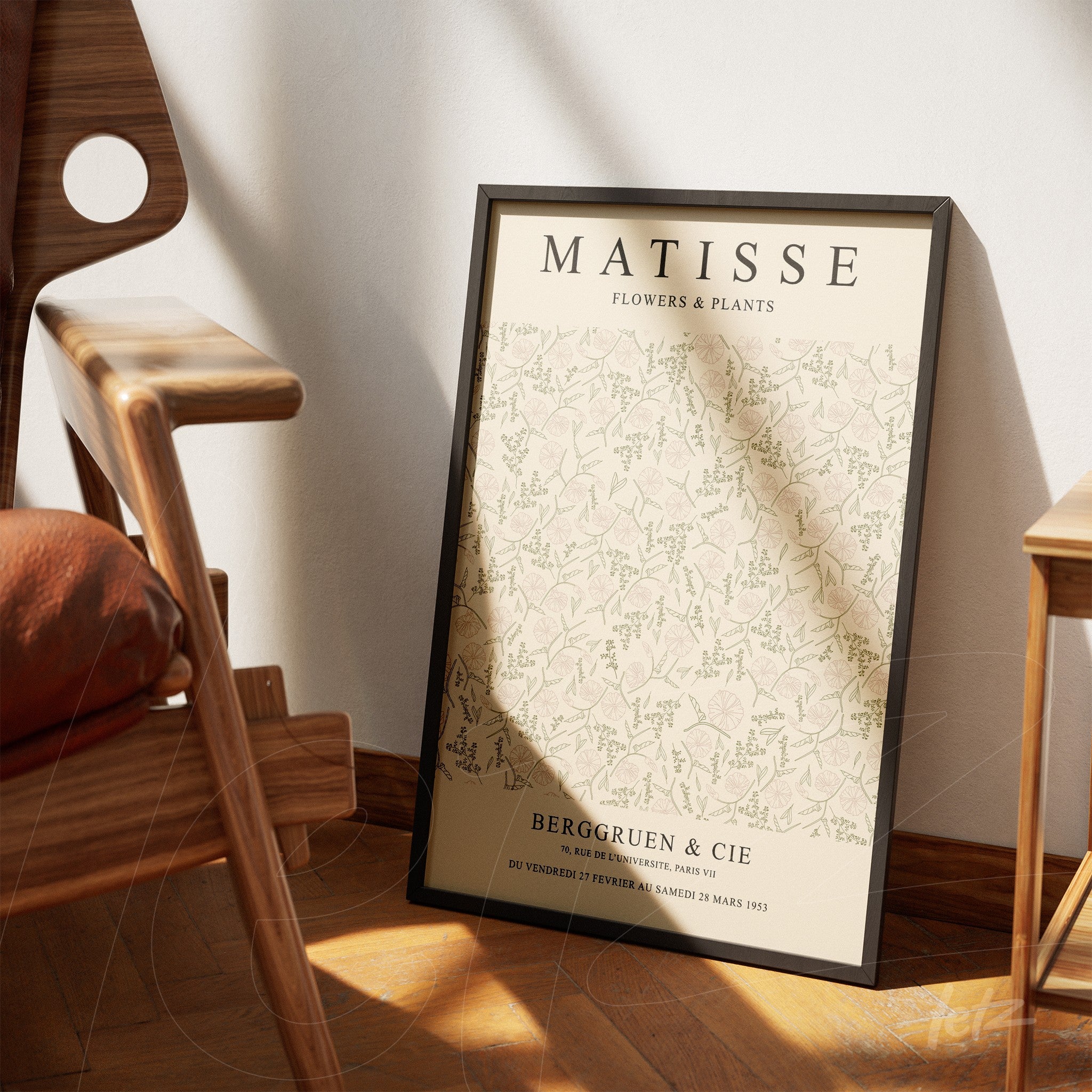 quadro com arte floral inspirada em Matisse em moldura preta, exibido ao lado de uma cadeira de madeira