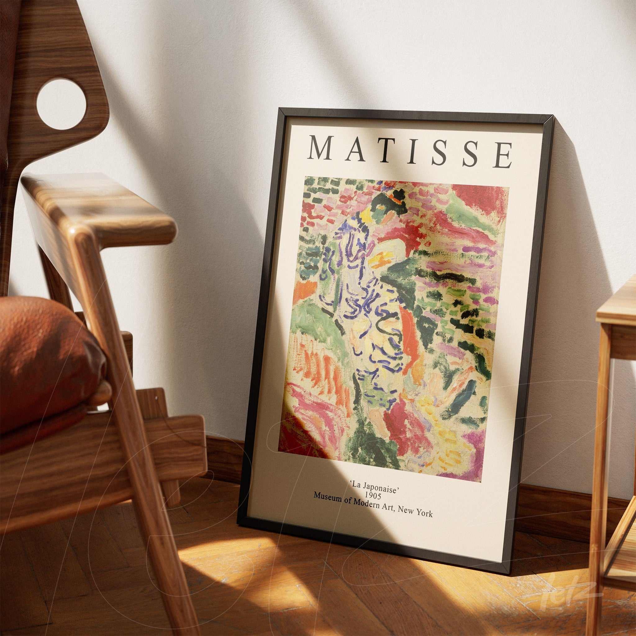 quadro com arte abstrata de Matisse intitulado 'La Japonaise' em moldura preta, apoiado ao lado de uma cadeira de madeira