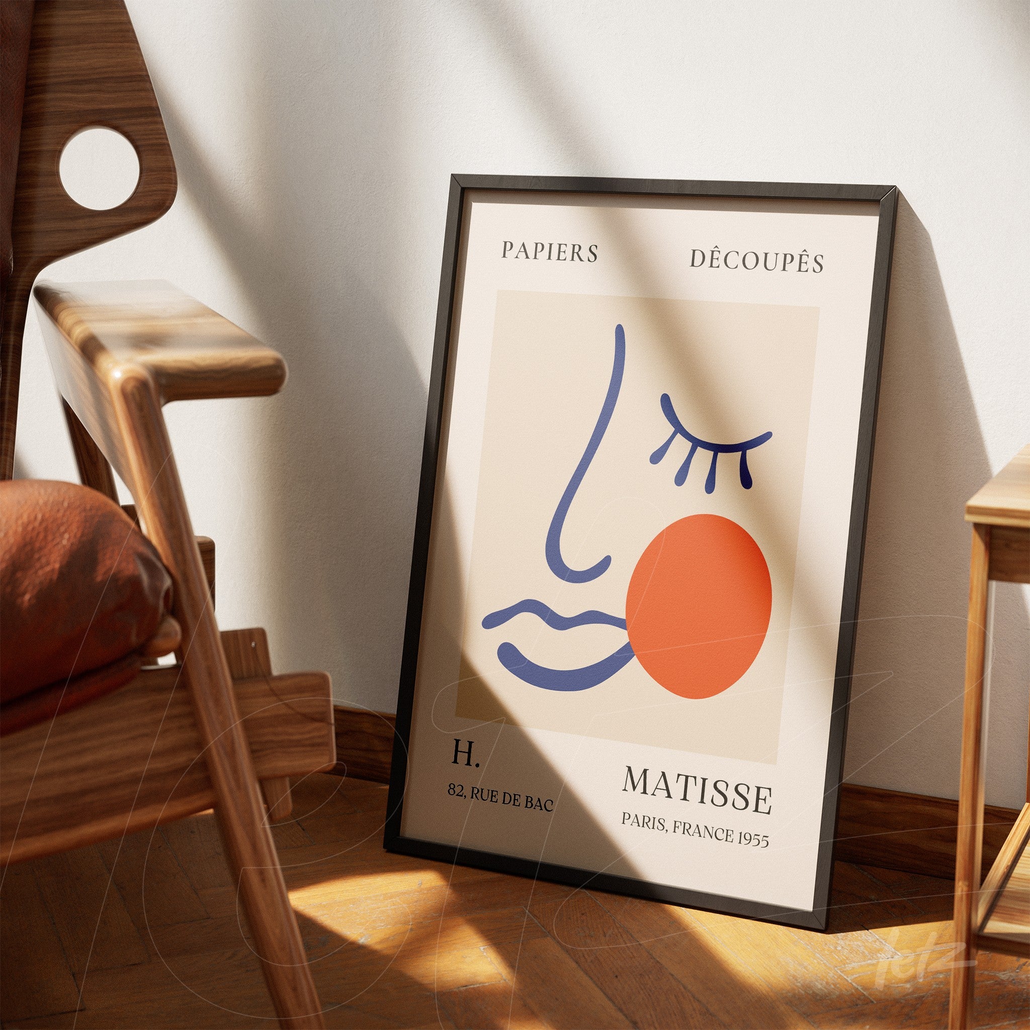 quadro decorativo com arte abstrata representando um rosto em tons pastel, moldura preta, apoiado em um assento de madeira