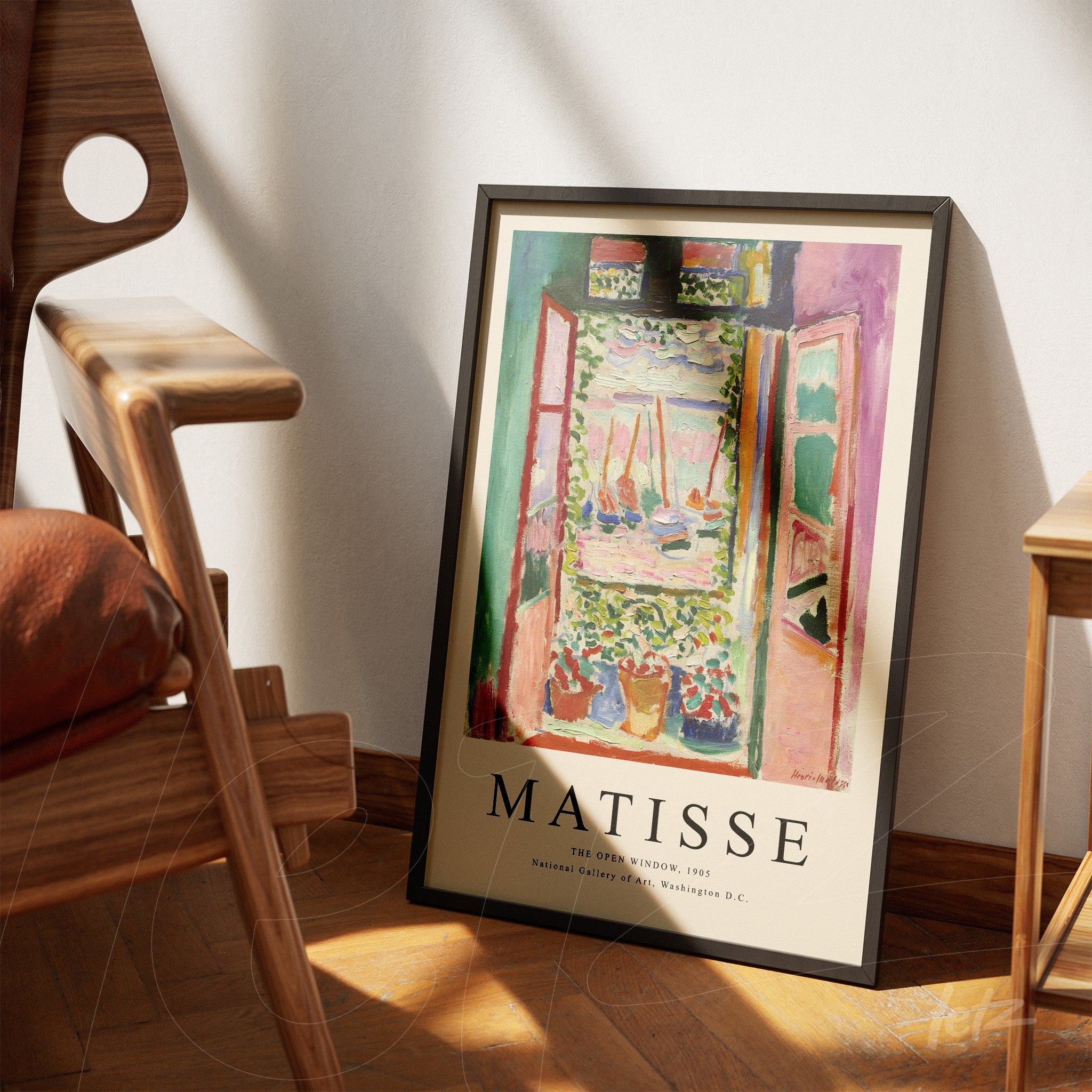 quadro com arte de Matisse em moldura preta, retratando uma janela colorida com flores em vaso