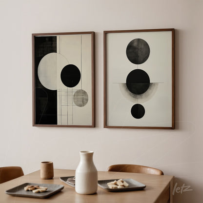 série de quadros com arte abstrata em preto e branco, moldura de madeira clara, exibidos em parede neutra ao fundo de uma mesa de madeira