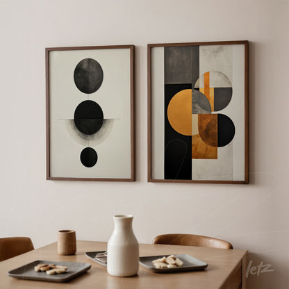 composição de dois quadros com arte abstrata em moldura de madeira, um possui círculos pretos e brancos, e o outro apresenta formas geométricas em tons de laranja e preto