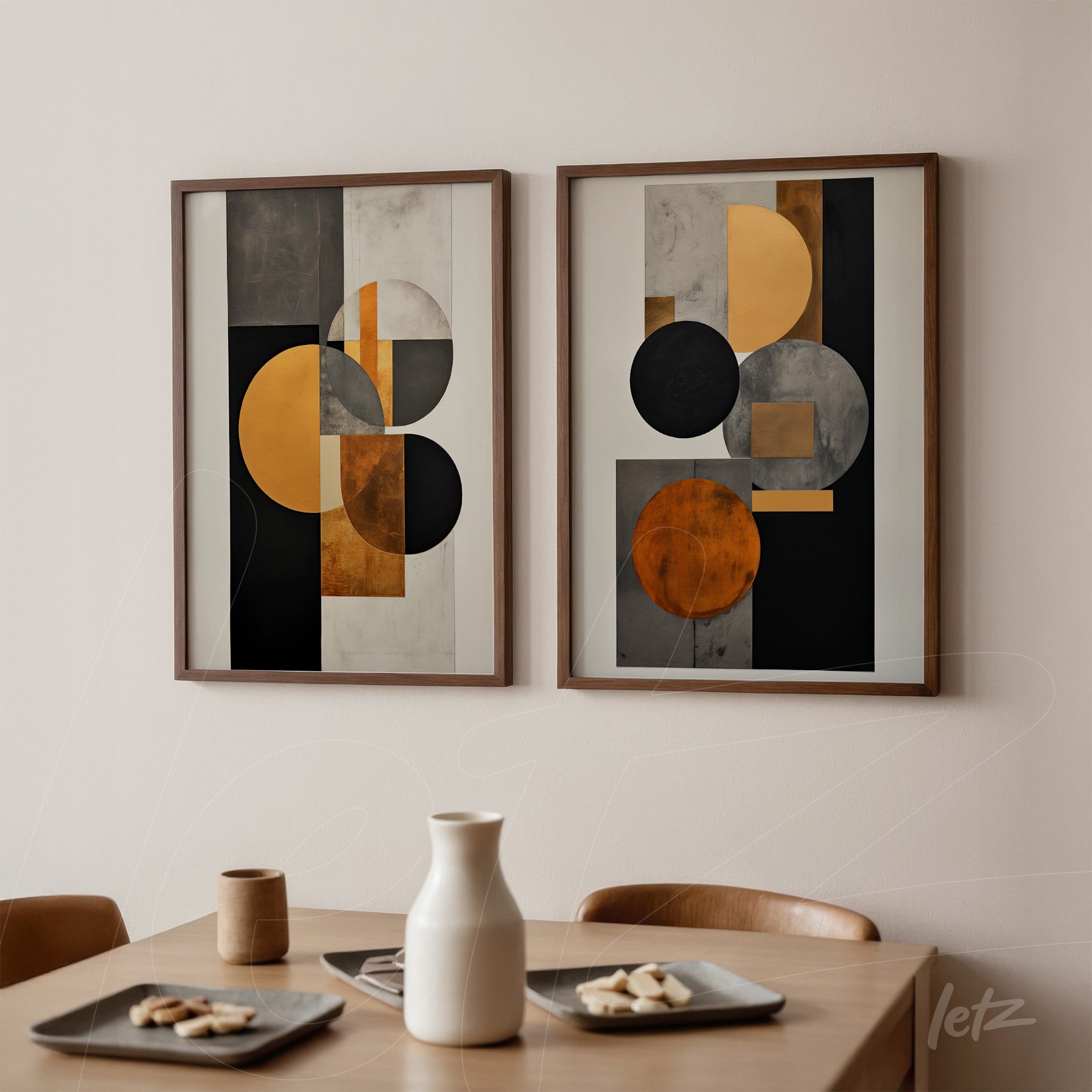 composição de quadros com arte abstrata em tons de preto, cinza e ouro, molduras de madeira clara