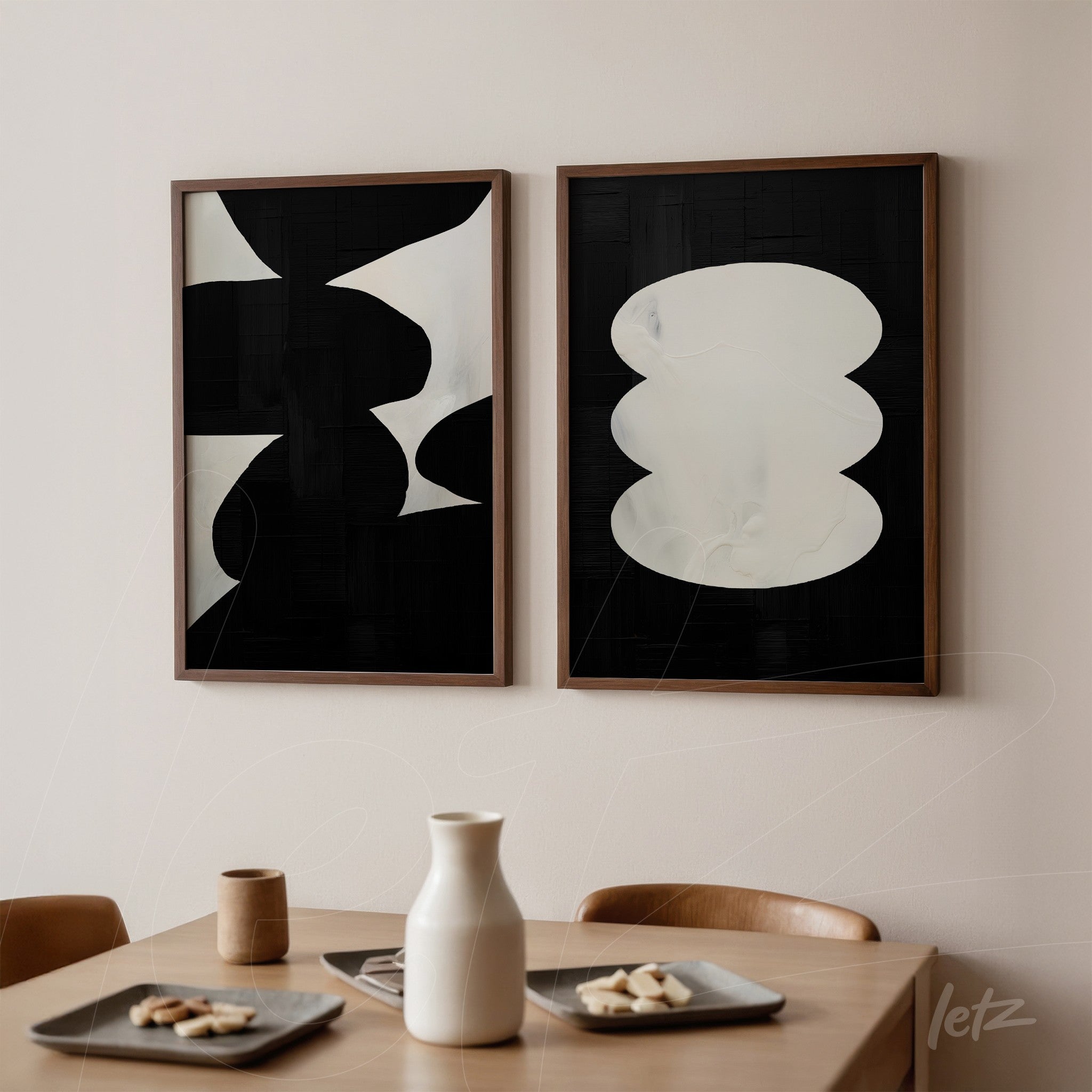 composição de quadros abstratos em preto e branco com moldura de madeira, exibidos sobre parede clara