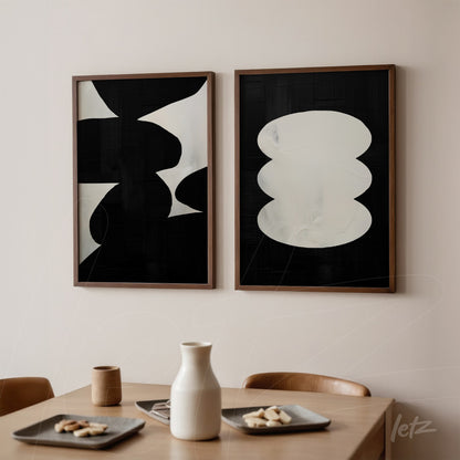 composição de quadros abstratos em preto e branco com moldura de madeira, exibidos sobre parede clara