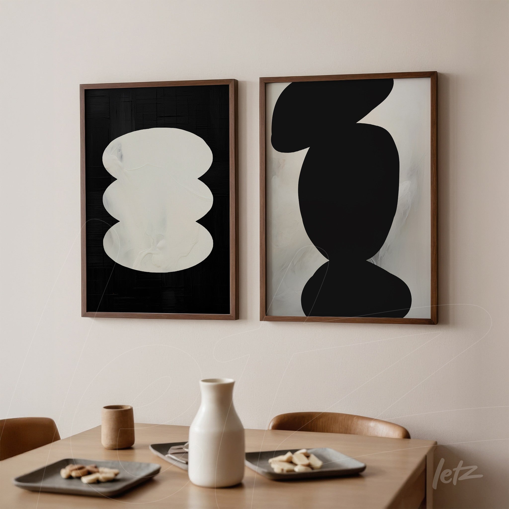 composição de quadros com formas abstratas em preto e branco em molduras de madeira clara, expostos em uma parede clara