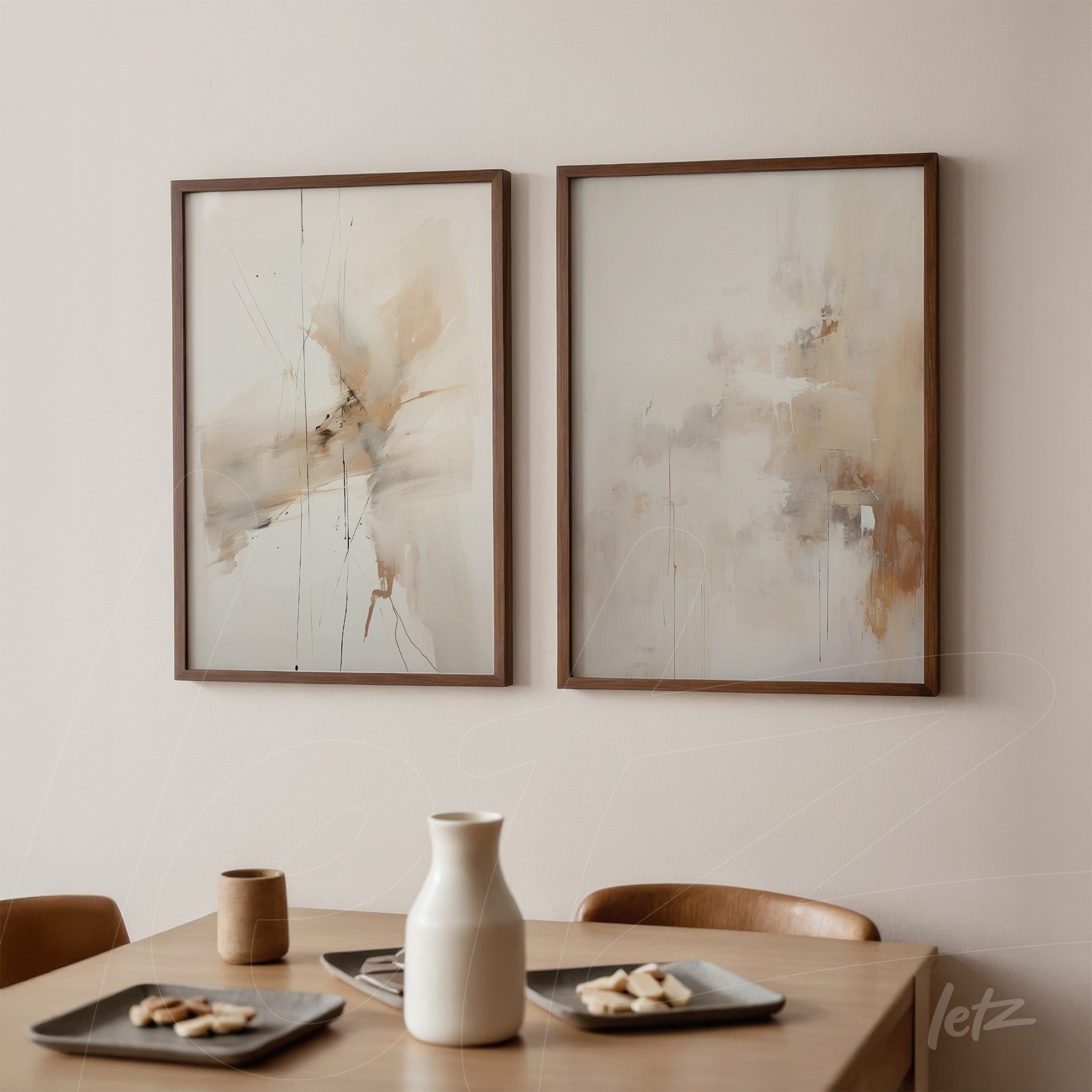 composição com quadros abstratos em moldura marrom clara, exibindo tons pasteis de creme e bege sobre parede clara
