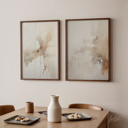 composição com quadros abstratos em moldura marrom clara, exibindo tons pasteis de creme e bege sobre parede clara