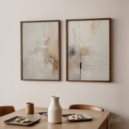 composição de quadros abstratos com tons neutros e moldura marrom, dispostos em parede clara