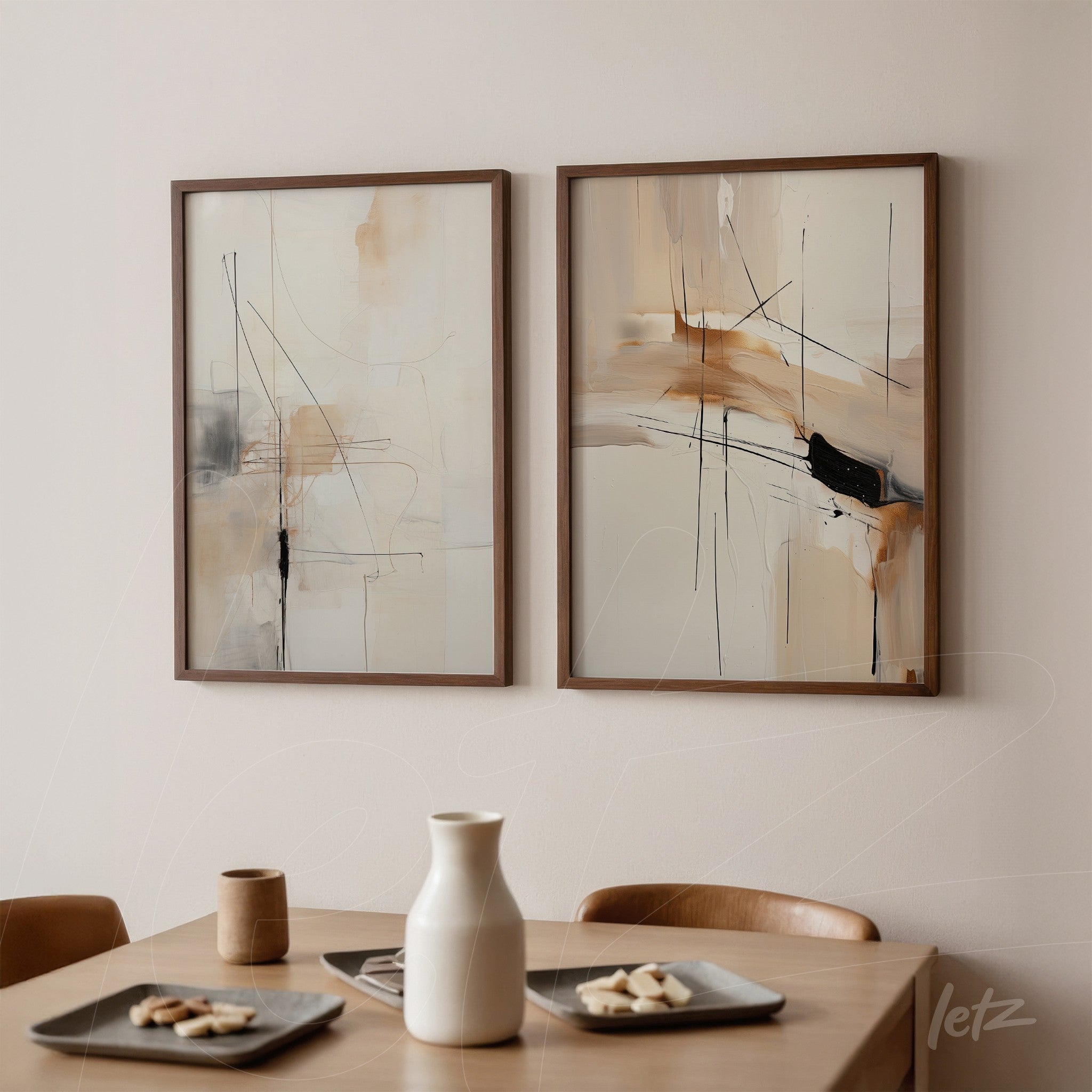 dupla de quadros com arte abstrata em tons neutros e moldura em madeira clara, exibidos sobre parede beige