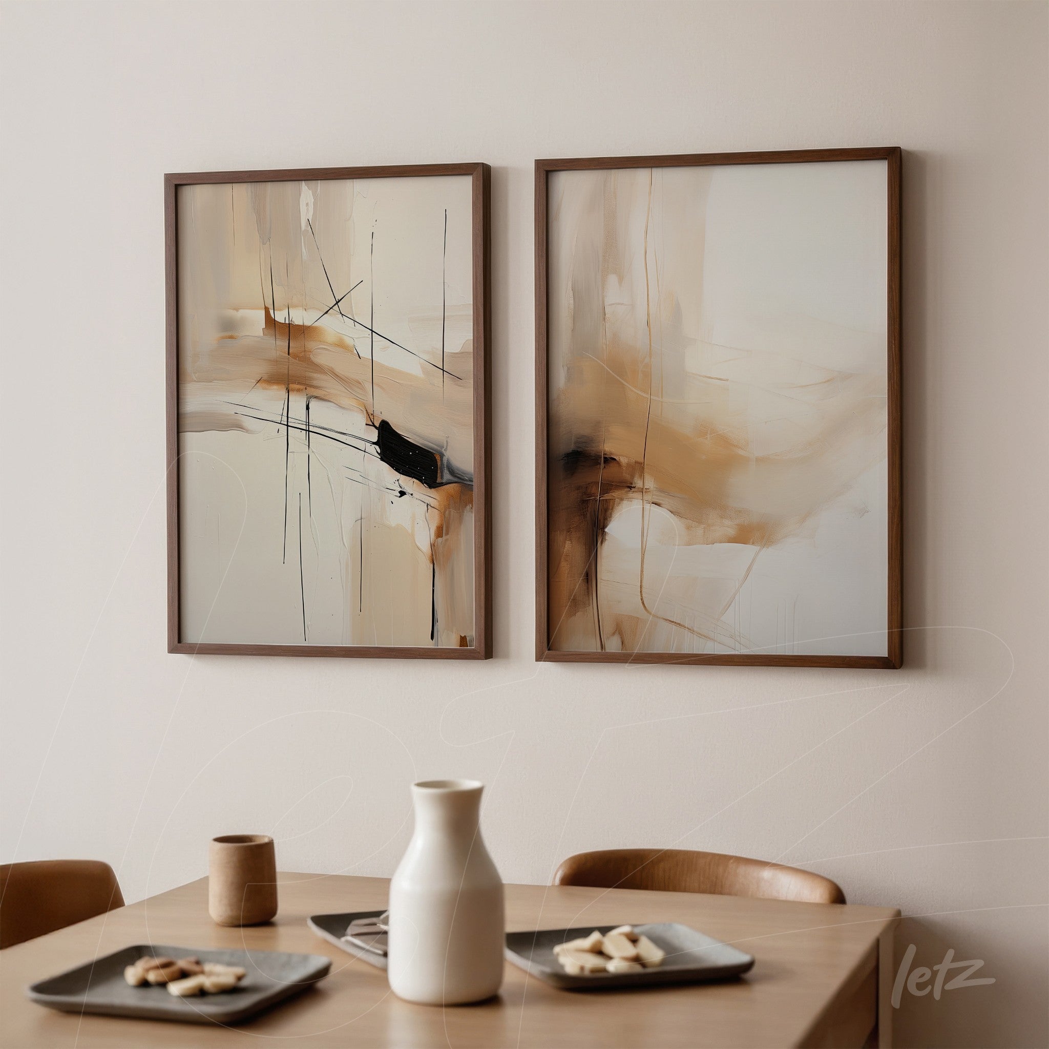 composição de dois quadros com arte abstrata em tons terrosos, molduras de madeira escura, exibidos sobre parede clara