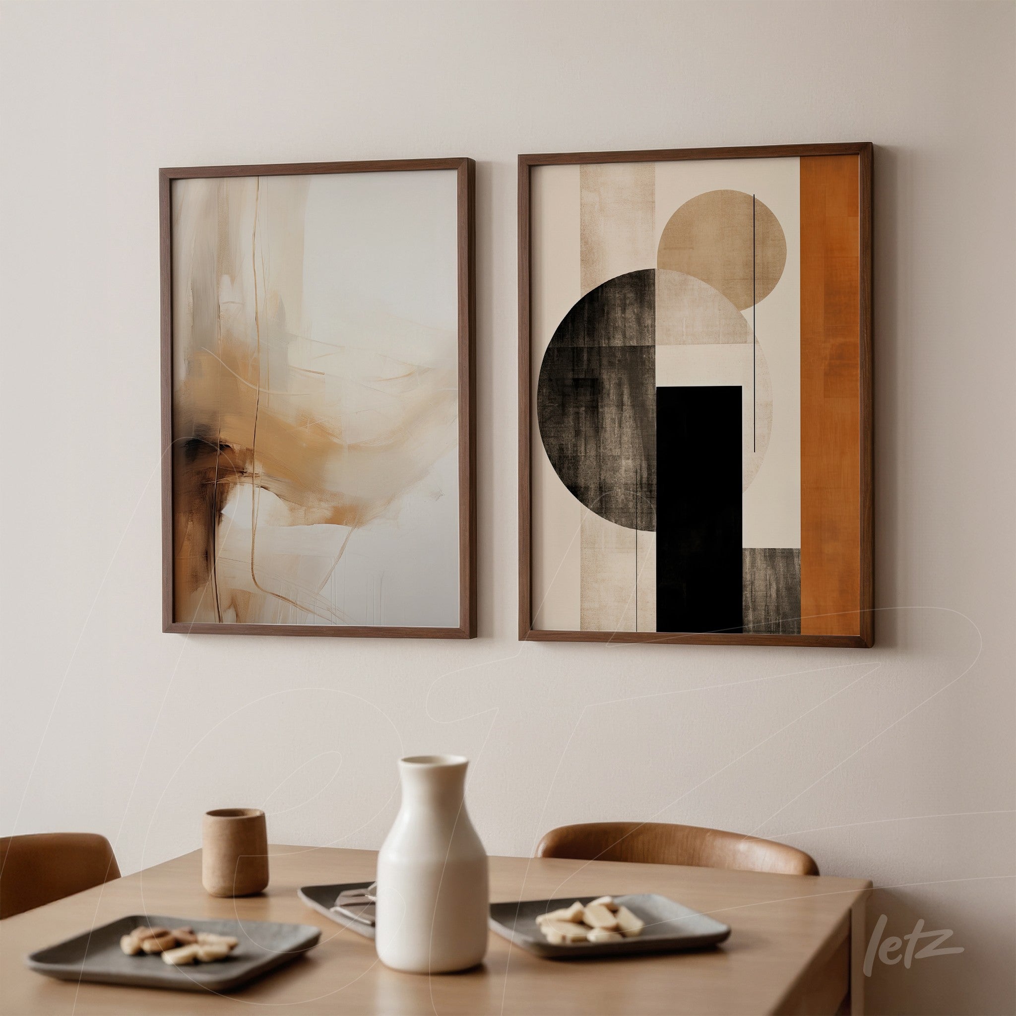 composição de quadros abstratos com formas geométricas e tons terrosos em moldura de madeira escura, expostos em ambiente minimalista