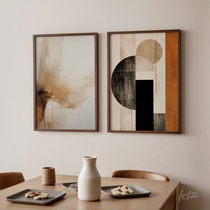 composição de quadros abstratos com formas geométricas e tons terrosos em moldura de madeira escura, expostos em ambiente minimalista