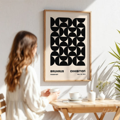 pôster de exposição bauhaus de 1923 em moldura de madeira clara exibido sobre parede branca