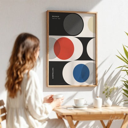 quadro com arte geométrica colorida em moldura de madeira clara exibido em parede branca