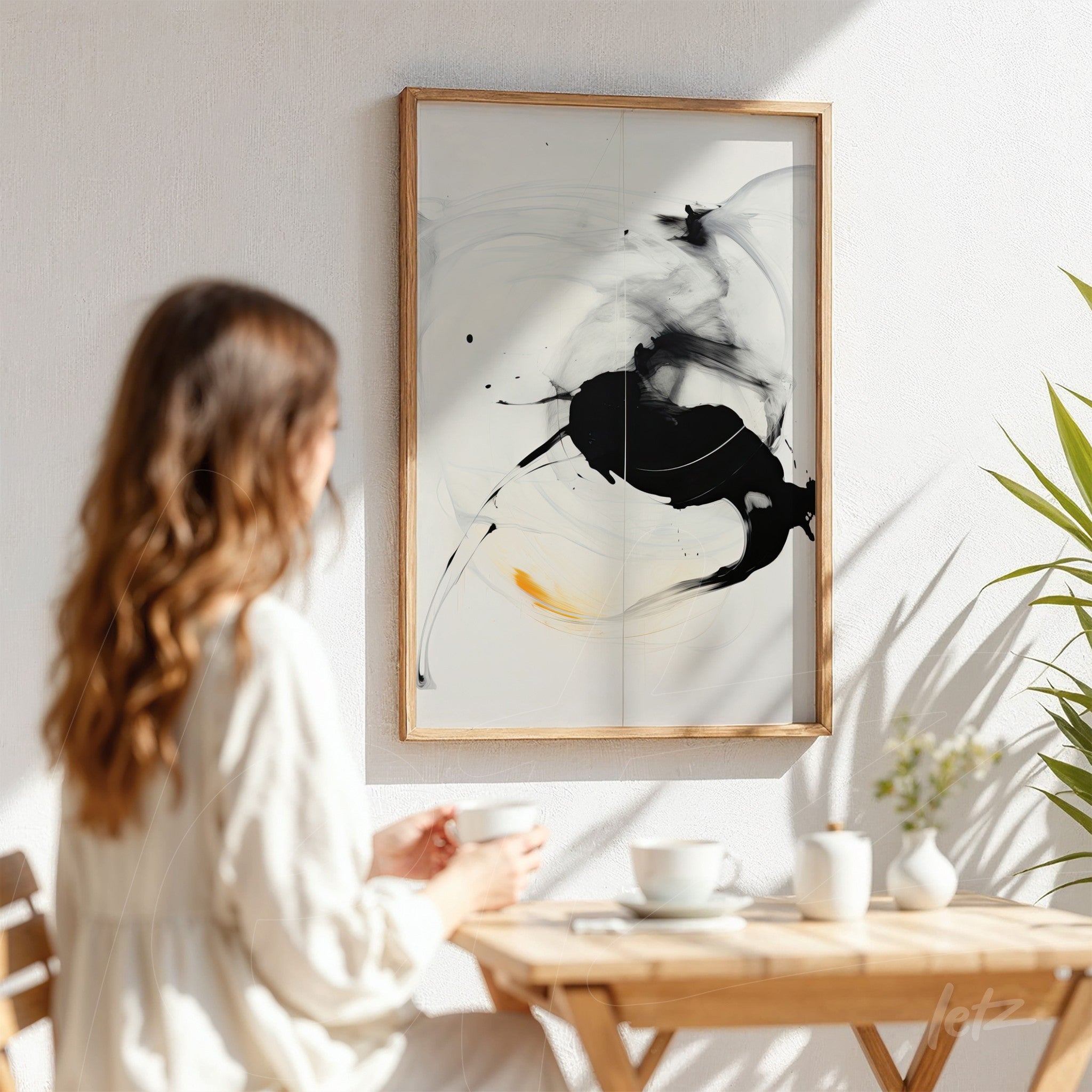 quadro moderno com arte abstrata em preto e branco, emoldurado com moldura de madeira clara, exposto em parede branca ao fundo