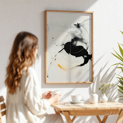 quadro moderno com arte abstrata em preto e branco, emoldurado com moldura de madeira clara, exposto em parede branca ao fundo