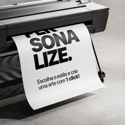 pôster em branco com texto em letras grandes e ousadas escrito 'PERSONALIZE' vindo de impressora em fundo cinza