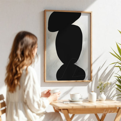 quadro com arte abstrata em fundo branco, moldura de madeira clara com figura em preto