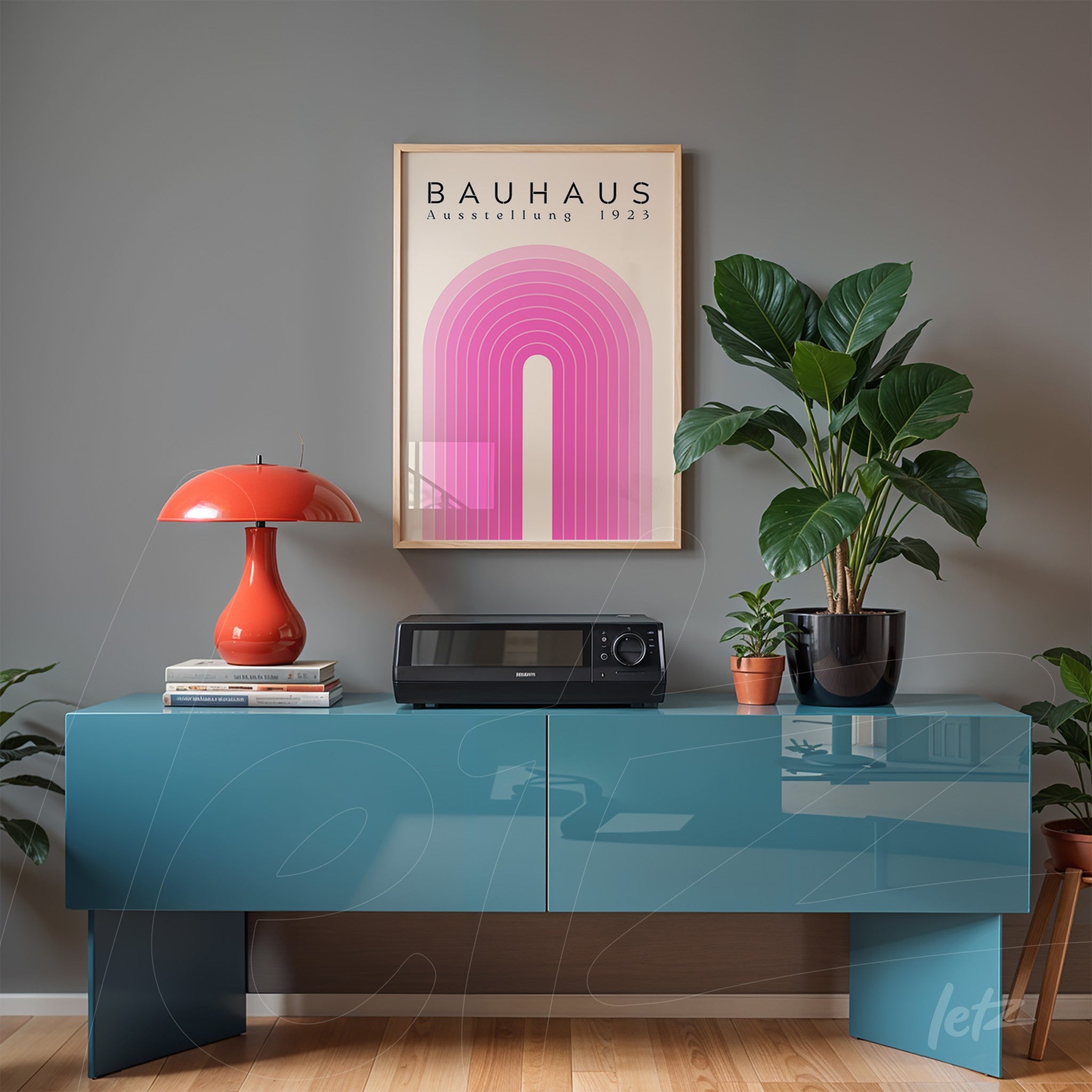 pôster com design estilo Bauhaus de arco degradê rosa emoldurado sobre parede cinza