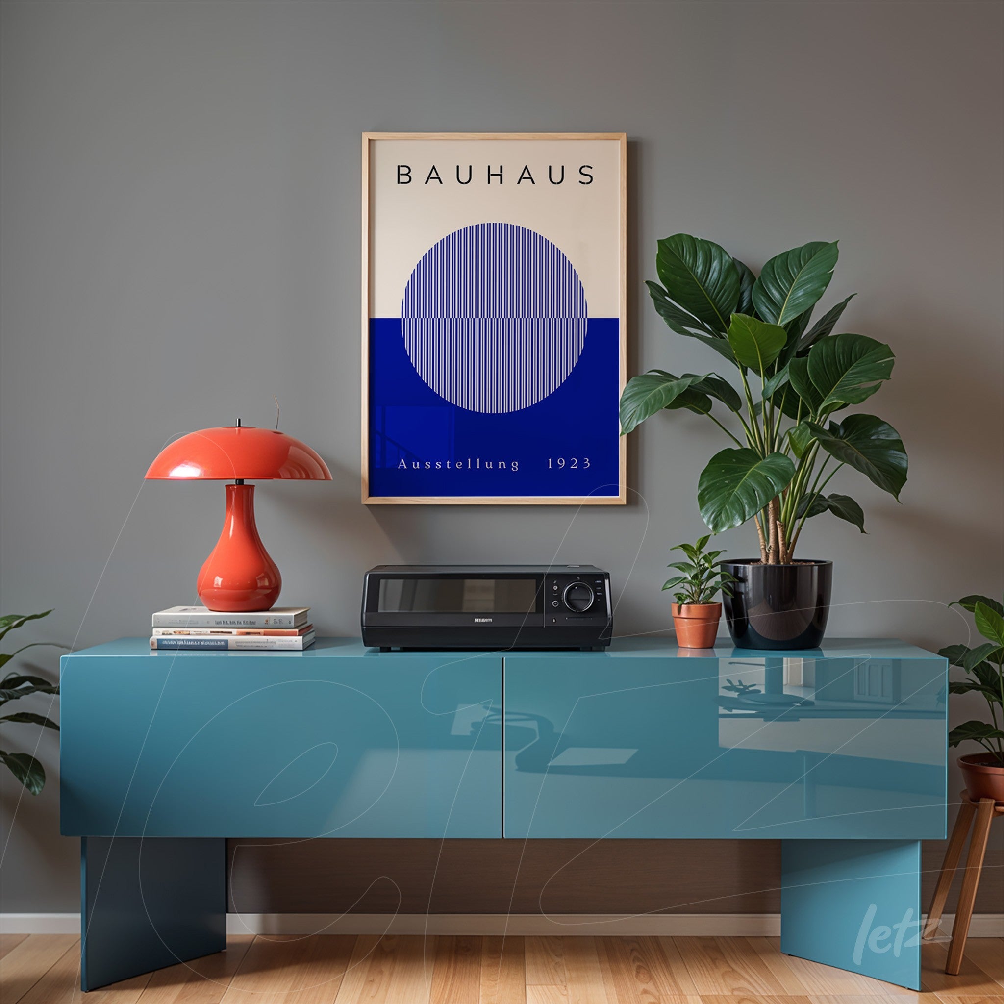 pôster com design geométrico em estilo bauhaus com moldura de madeira clara, adornando parede cinza acima de bancada azul