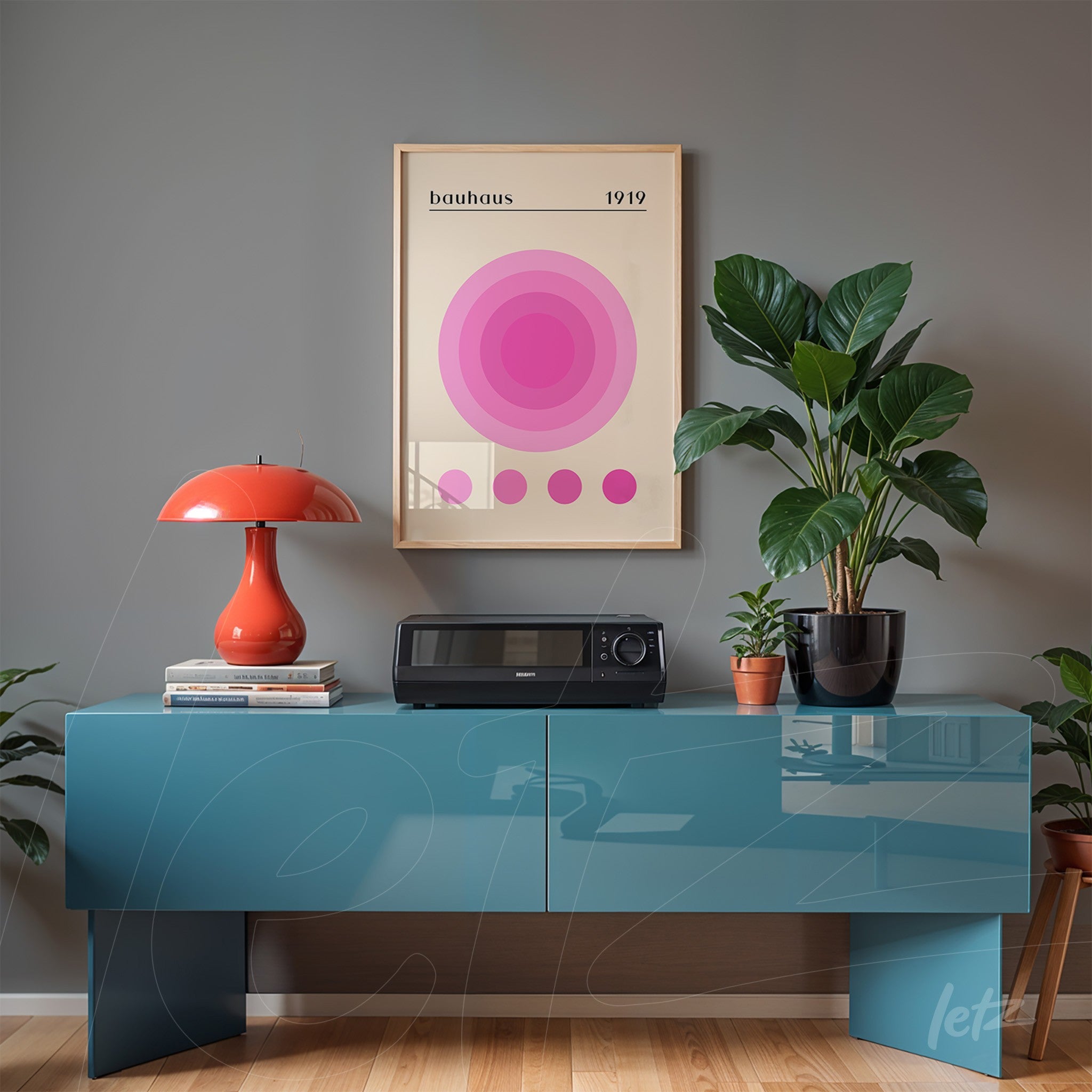 composição com pôster impresso de círculos concêntricos em tons de rosa emoldurado, exibido sobre parede cinza com decoração modernista