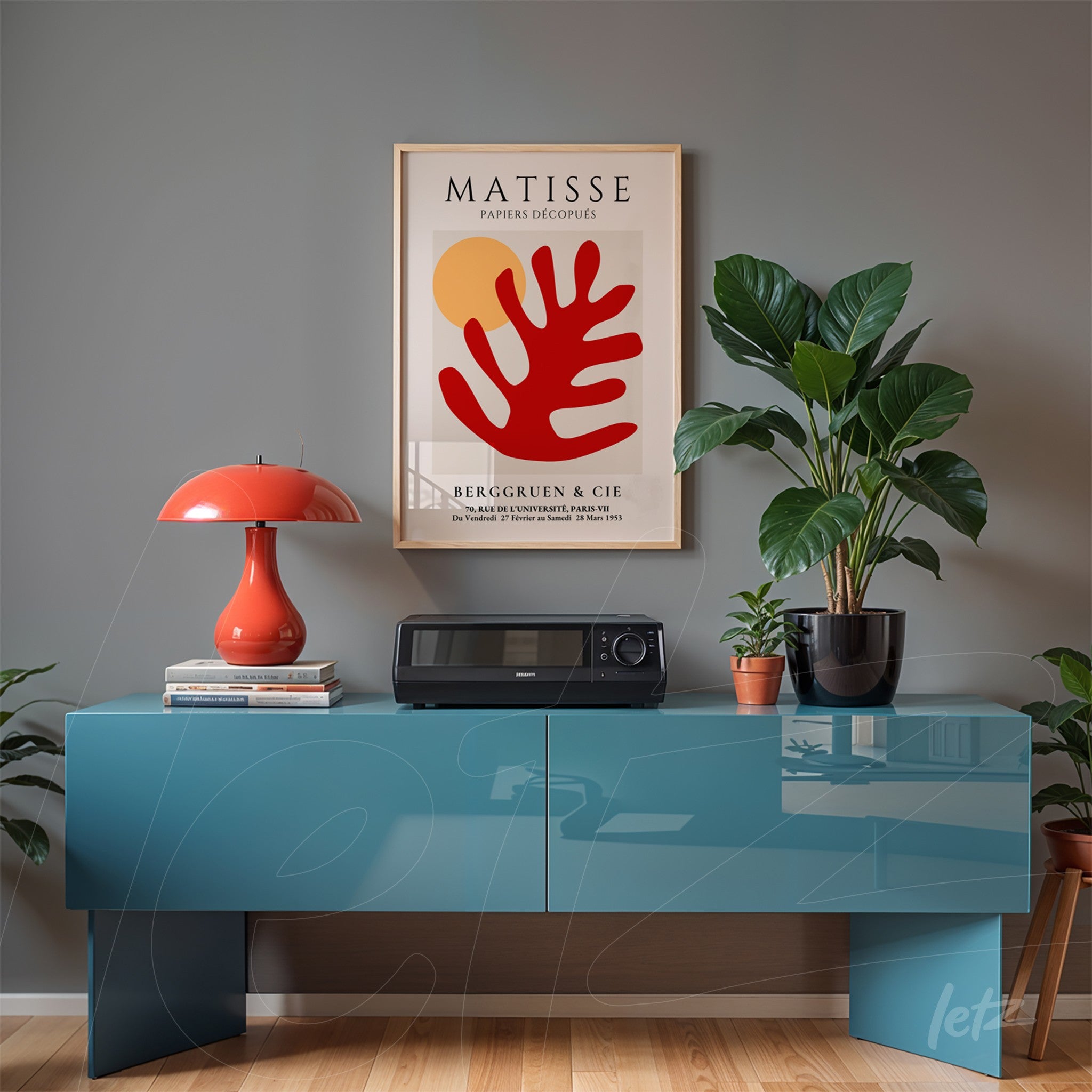 quadro com arte moderna de Matisse destacando as cores vermelha e amarela em moldura dourada, exposto sobre móvel azul em ambiente contemporâneo