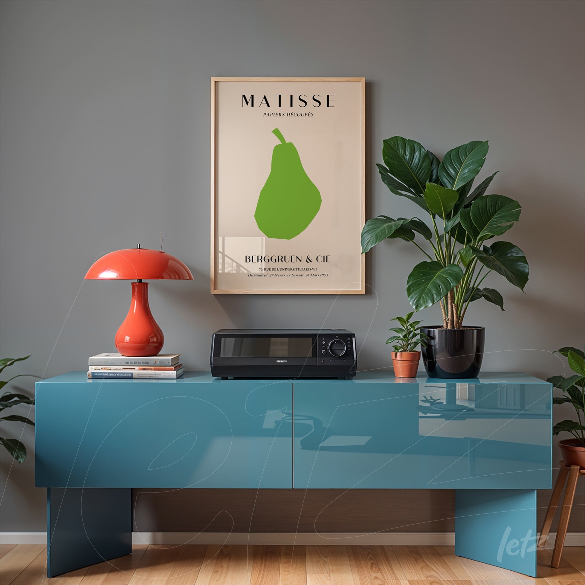 quadro com arte modernista de uma pera verde em moldura clara sobre um console de madeira azul em ambiente interno com plantas