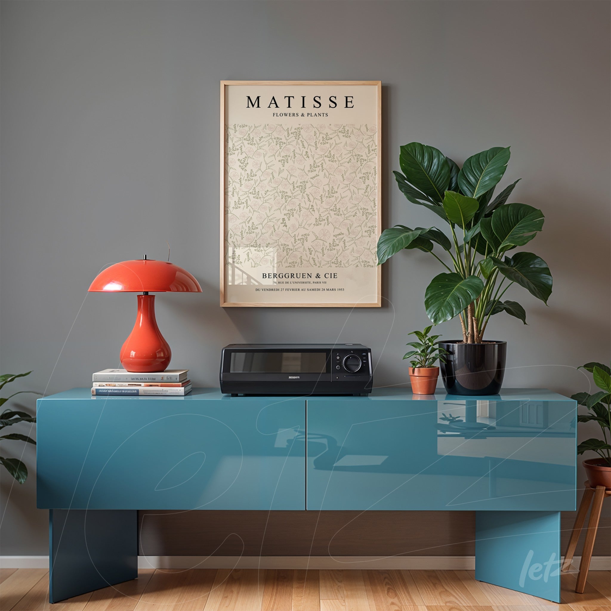 quadro com arte botânica de matisse em moldura clara, exibido sobre móvel azul com planta ao lado
