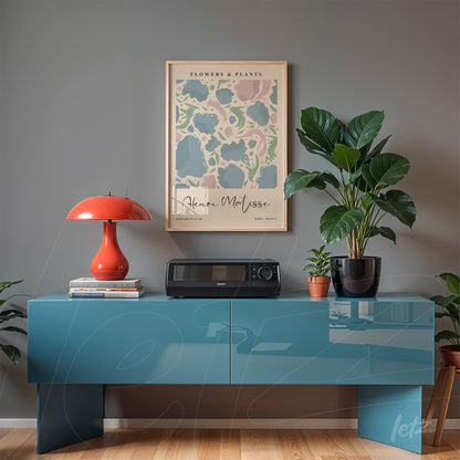 quadro em moldura clássica com ilustração floral em tons pastel, exibido sobre uma parede cinza em ambiente moderno