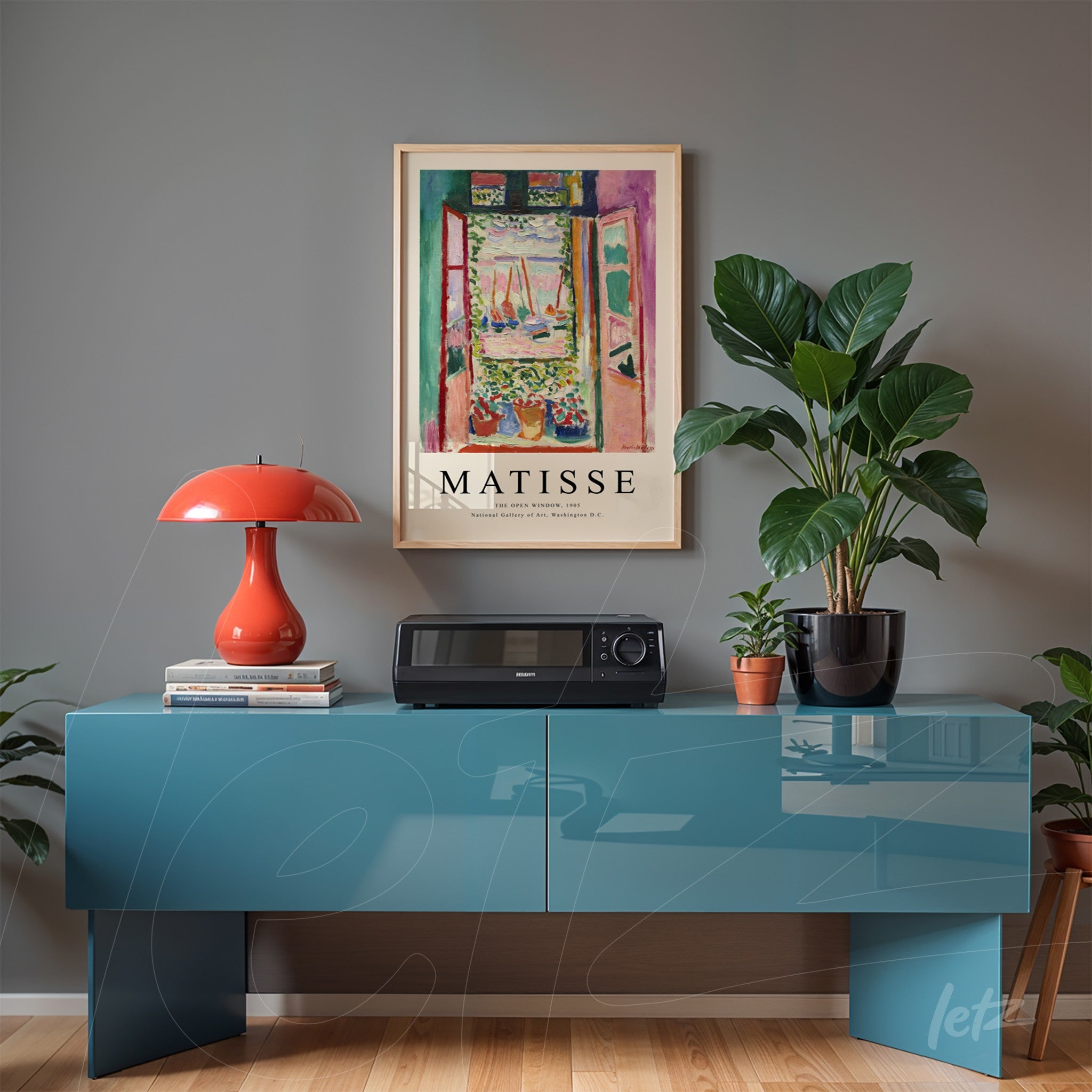 quadro vintage com arte de paisagem de Matisse em moldura clara sobre um aparador azul, decorado com lâmpada vermelha e plantas verdes
