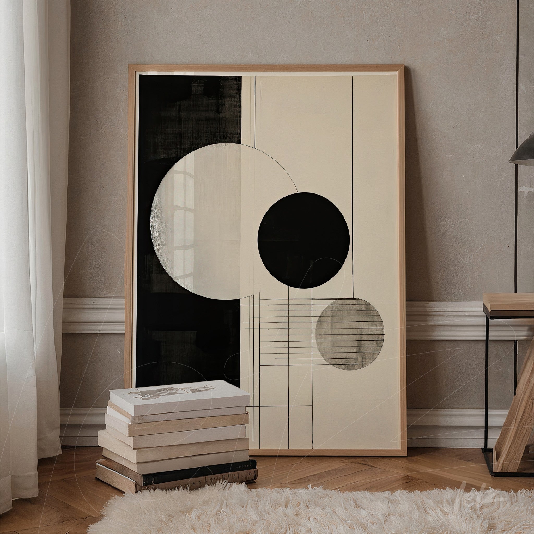 quadro com arte abstrata em preto e branco, moldura de madeira clara, exibido ao lado de pilha de livros em ambiente estiloso