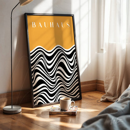 quadro com design ondulado em preto e branco sobre fundo amarelo com moldura preta exibido em ambiente de sala