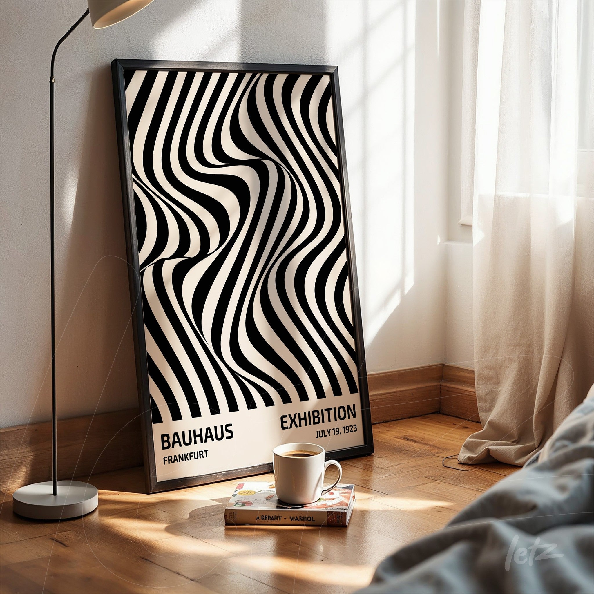 quadro decorativo com arte geométrica em preto e branco inspirado no movimento Bauhaus, apoiado em piso de madeira com moldura preta fina