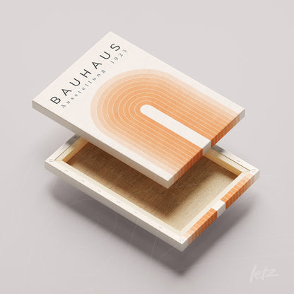 tela em canvas com arte geométrica estilo bauhaus em tons laranja e texto exibido sobre superfície clara